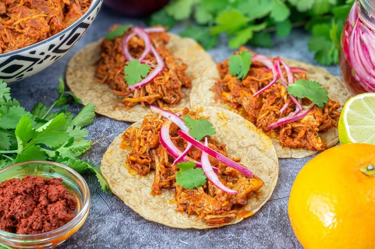 TLT FOODS - Lote Experiencia productos mexicanos – Kit Tacos Cochinita Pibil, Ideal para fiestas y degustacion comida mexicana - Pack con tortillas de maíz salsa casera jalapeños y frijoles refritos