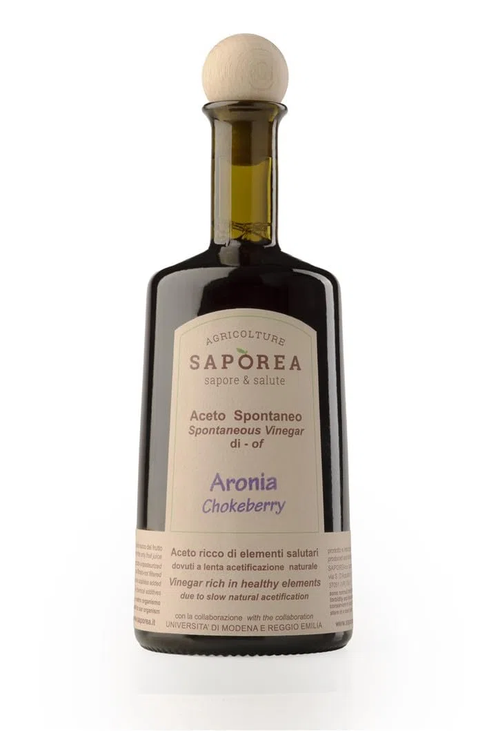 Vinagre de Aronia orgánico obtenido del jugo de bayas de aronia con acetificación natural lenta sin maquinaria ni aditivos químicos; alimento precioso para el bienestar del organismo
