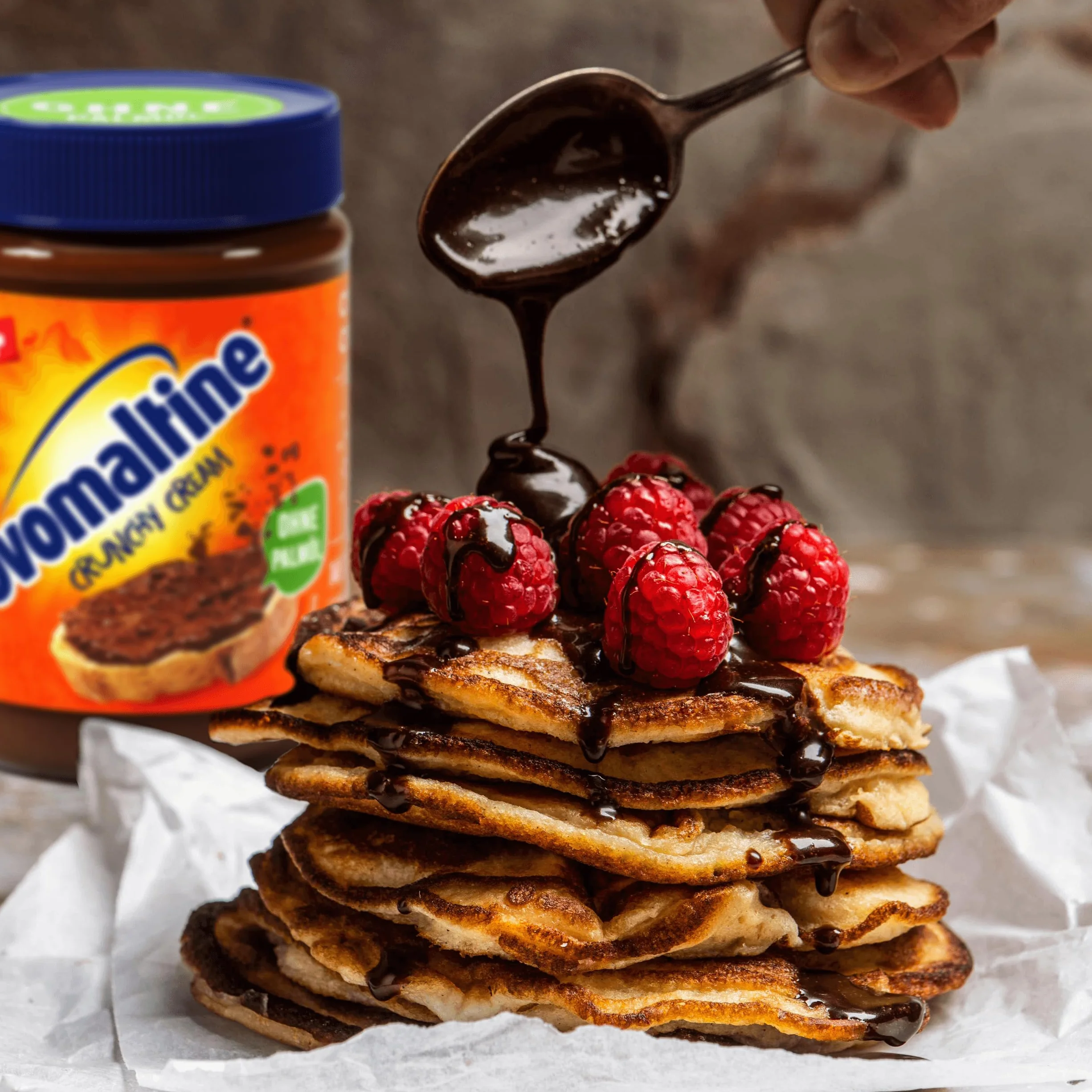 Ovomaltine Crunchy Cream - Crema de chocolate crujiente única sin aceite de palma, dulce para untar con crujientes trozos ovomaltinos, fabricado en Suiza (1 x 380 g)