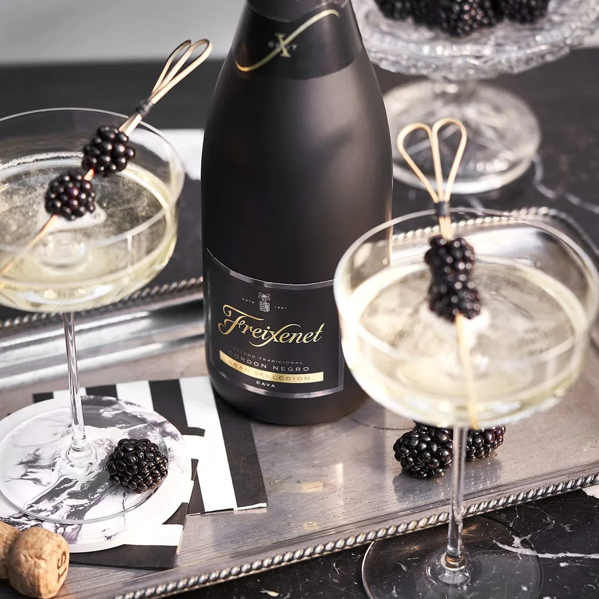 Freixenet Cava Cordón Negro, Parellada, Macabeo y Xarel·lo, Estuche de 2 botellas y 2 Copas - Semi Seco