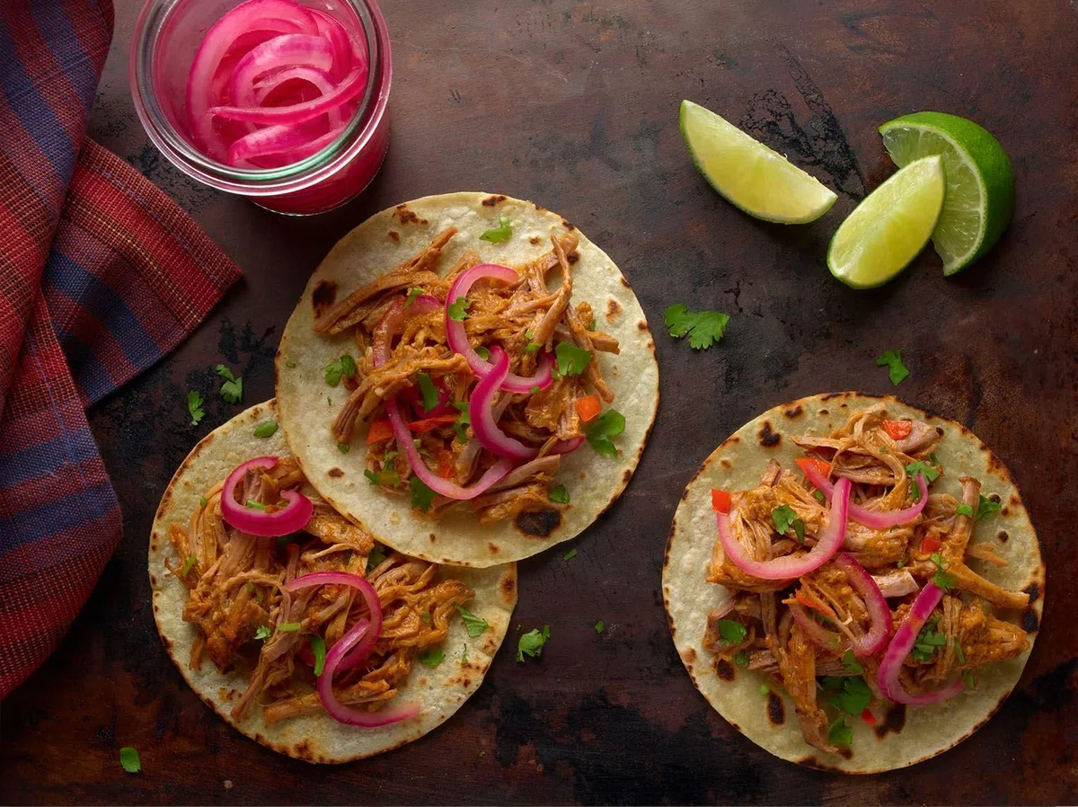 TLT FOODS - Lote Experiencia productos mexicanos – Kit Tacos Cochinita Pibil, Ideal para fiestas y degustacion comida mexicana - Pack con tortillas de maíz salsa casera jalapeños y frijoles refritos