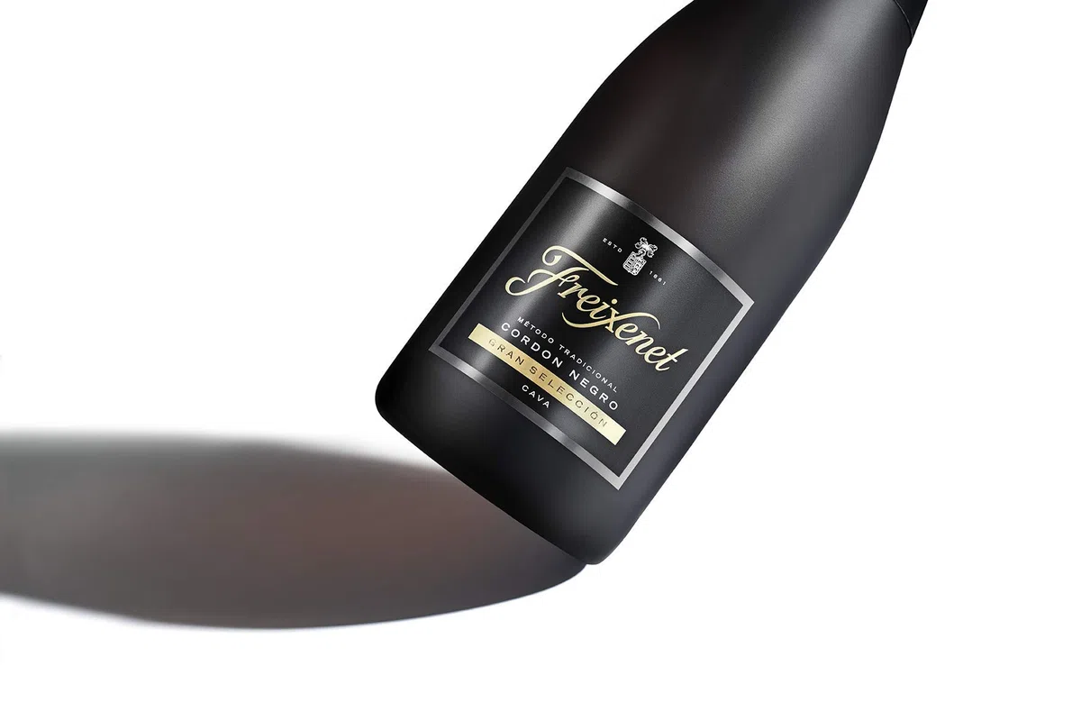 Freixenet Cava Cordón Negro, Parellada, Macabeo y Xarel·lo, Estuche de 2 botellas y 2 Copas - Semi Seco