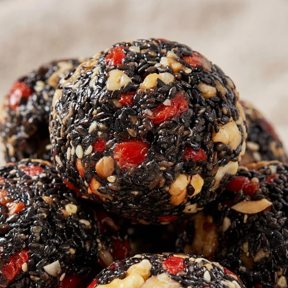 Bolas de sésamo negro con dátil rojo, bayas de goji, nueces y moras | Snack natural nutritivo con dátiles rojos, bayas de goji, nueces, moras y sésamo negro, apto para veganos y sin gluten, 200 g.